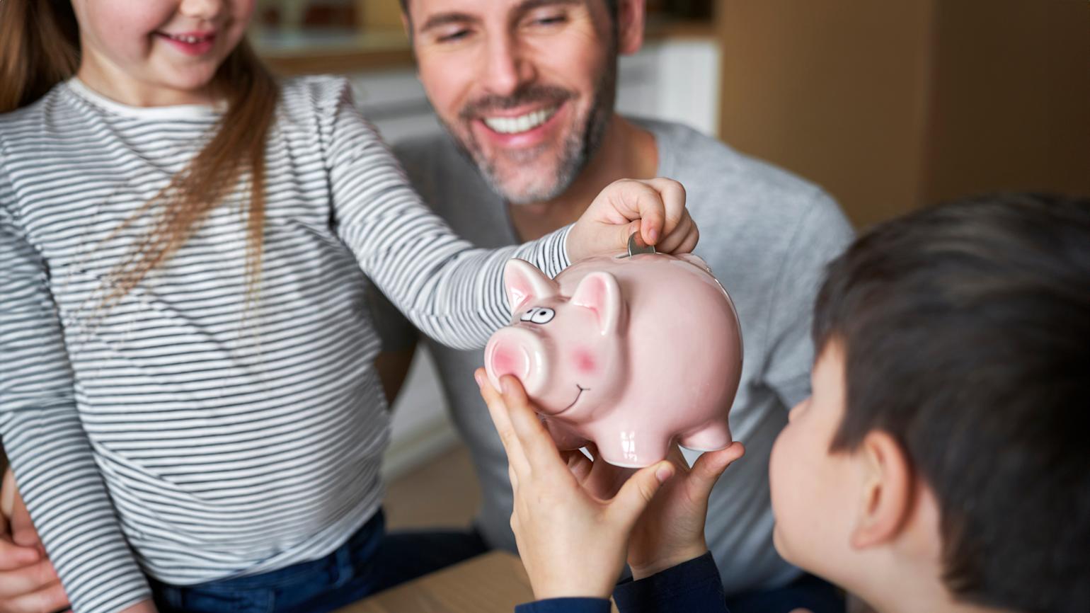 Illustrasjon av en hånd som putter penger i en sparegris.