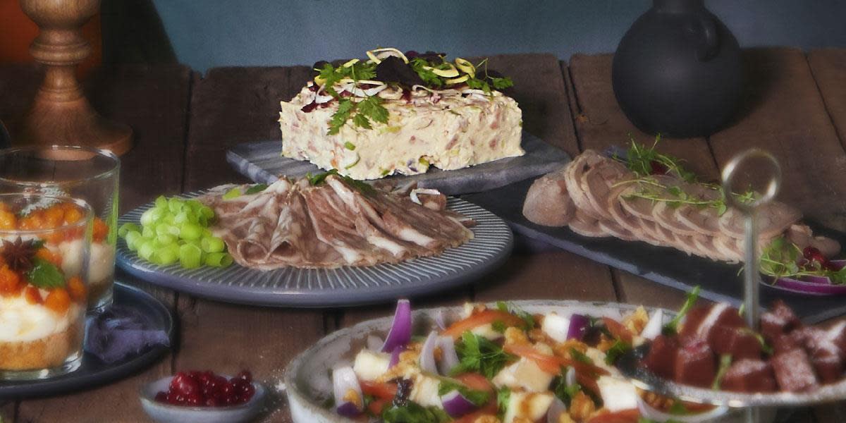 Mild rakfiskmousse servert på steinfat, sammen med flere andre hjemmelagede pålegg på dekket koldtbord til jul.