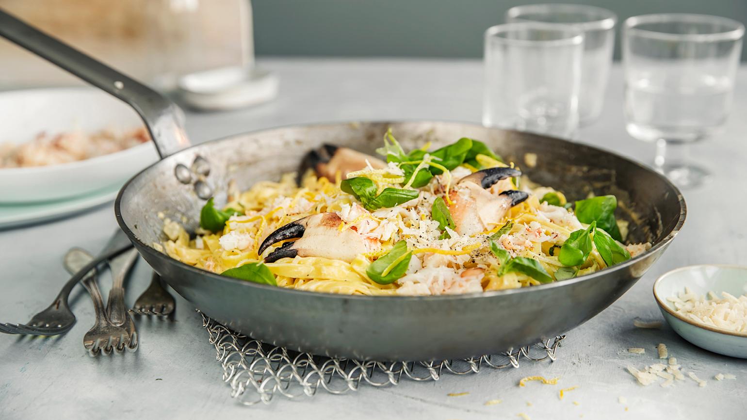 Krabbeklør i en pastaform i en panne.