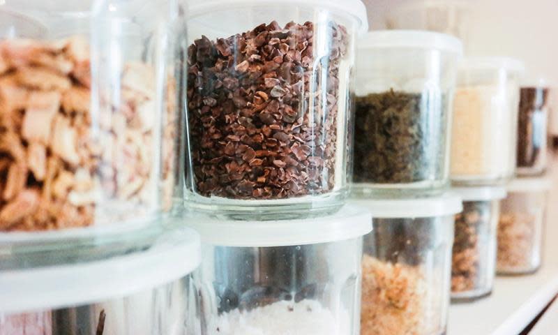 Glass med ulike matvarer stablet pent på hylle