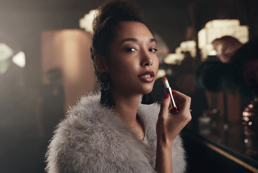 Kvinne tar på leppestift