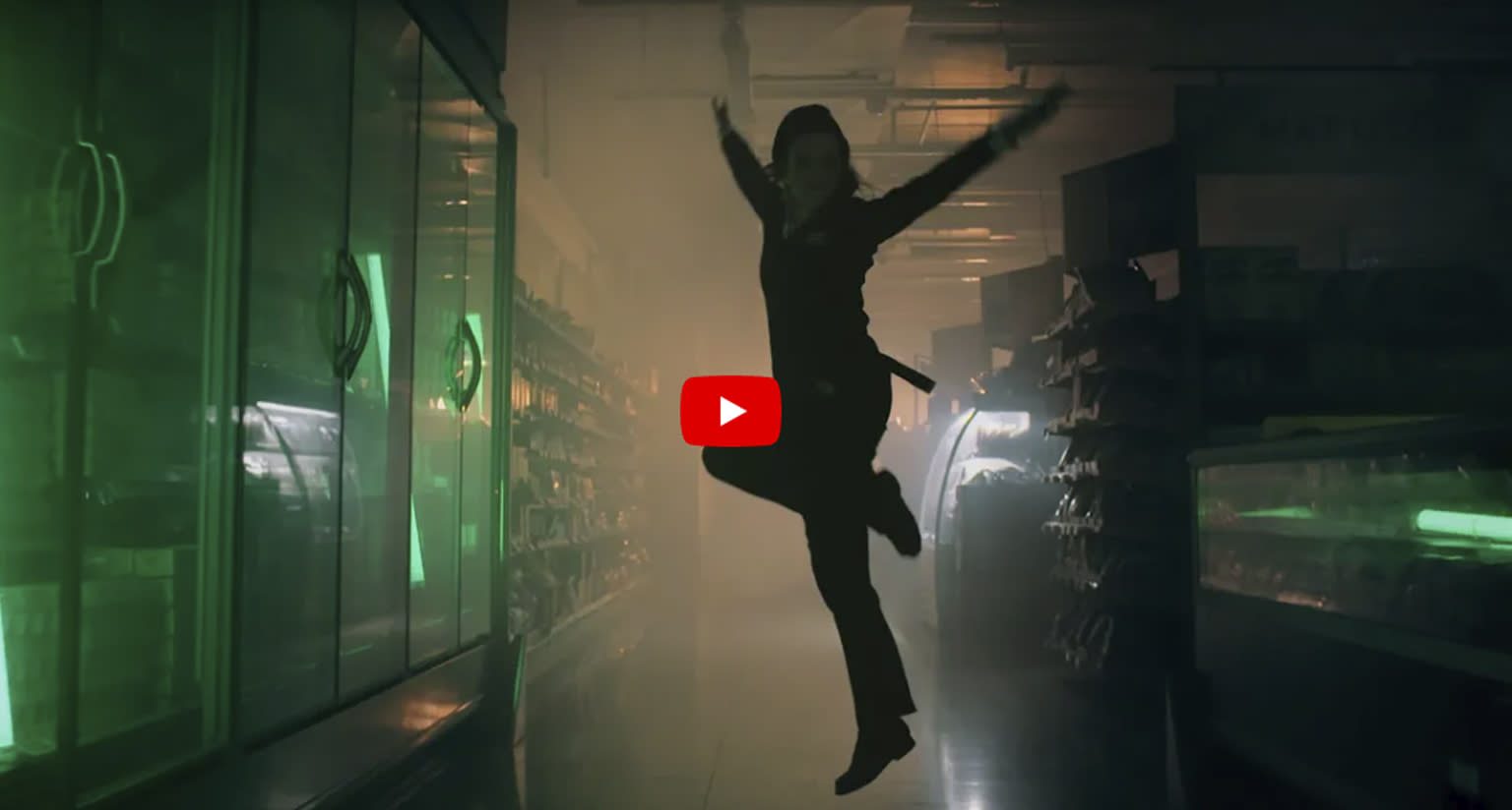 Kvinne danser i Coop Mega butikk