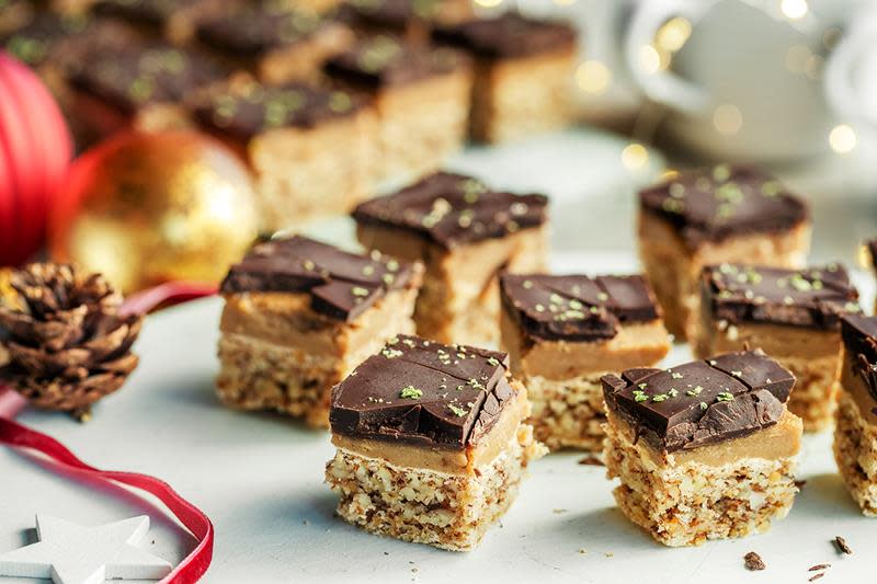 Sarah Bernard i langpanne delt opp i ruter og servert på hvitt bord med julekuler, røde bånd og juletrelys rundt.