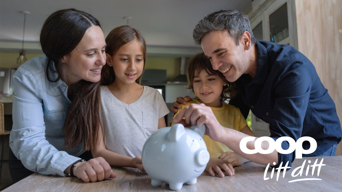 Famile med mor, datter, sønn og far står samlet rundt en lyseblå sparegris