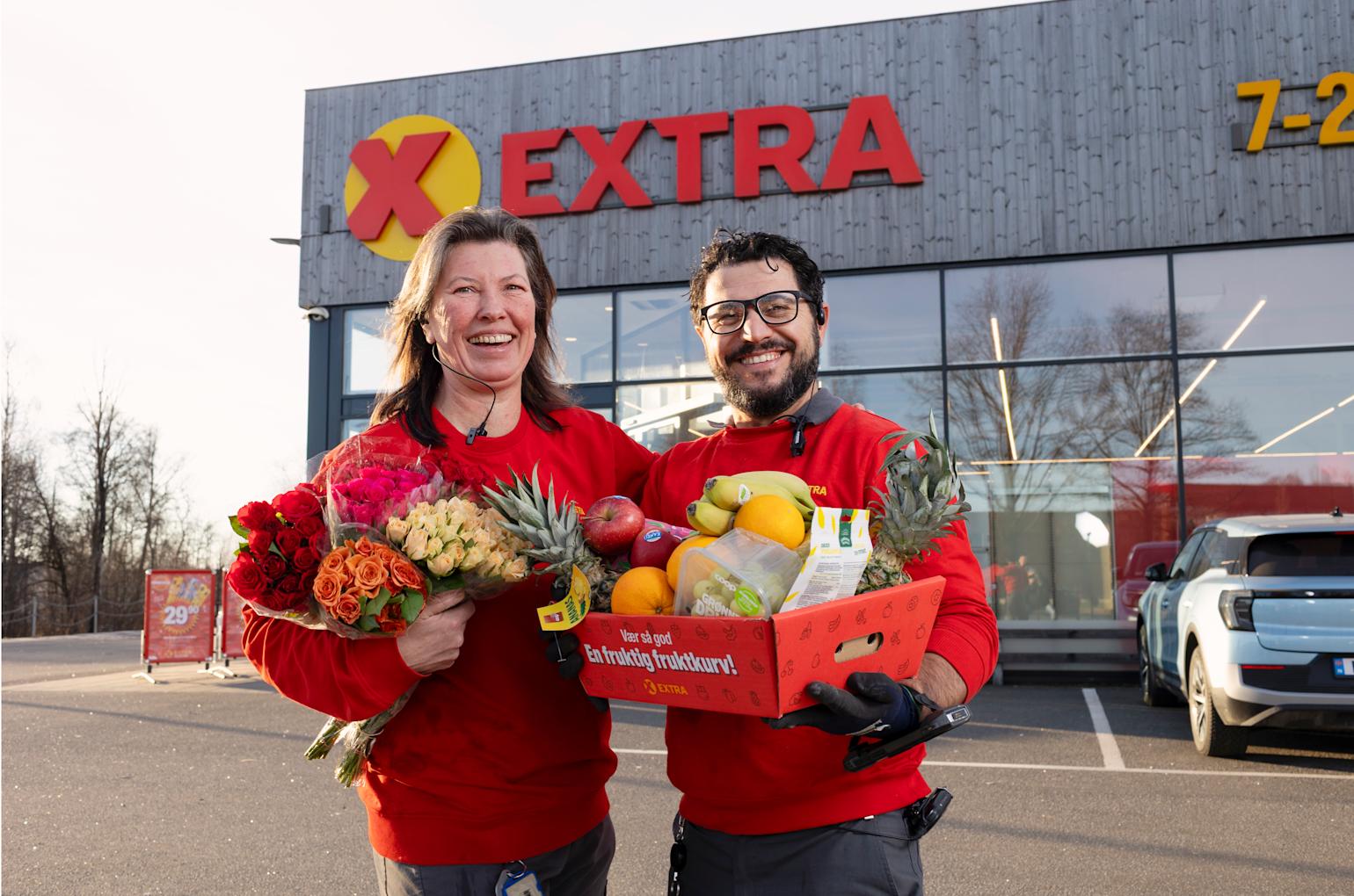 coop sørøst - to ansatte står utenfor butikken med fruktkurver