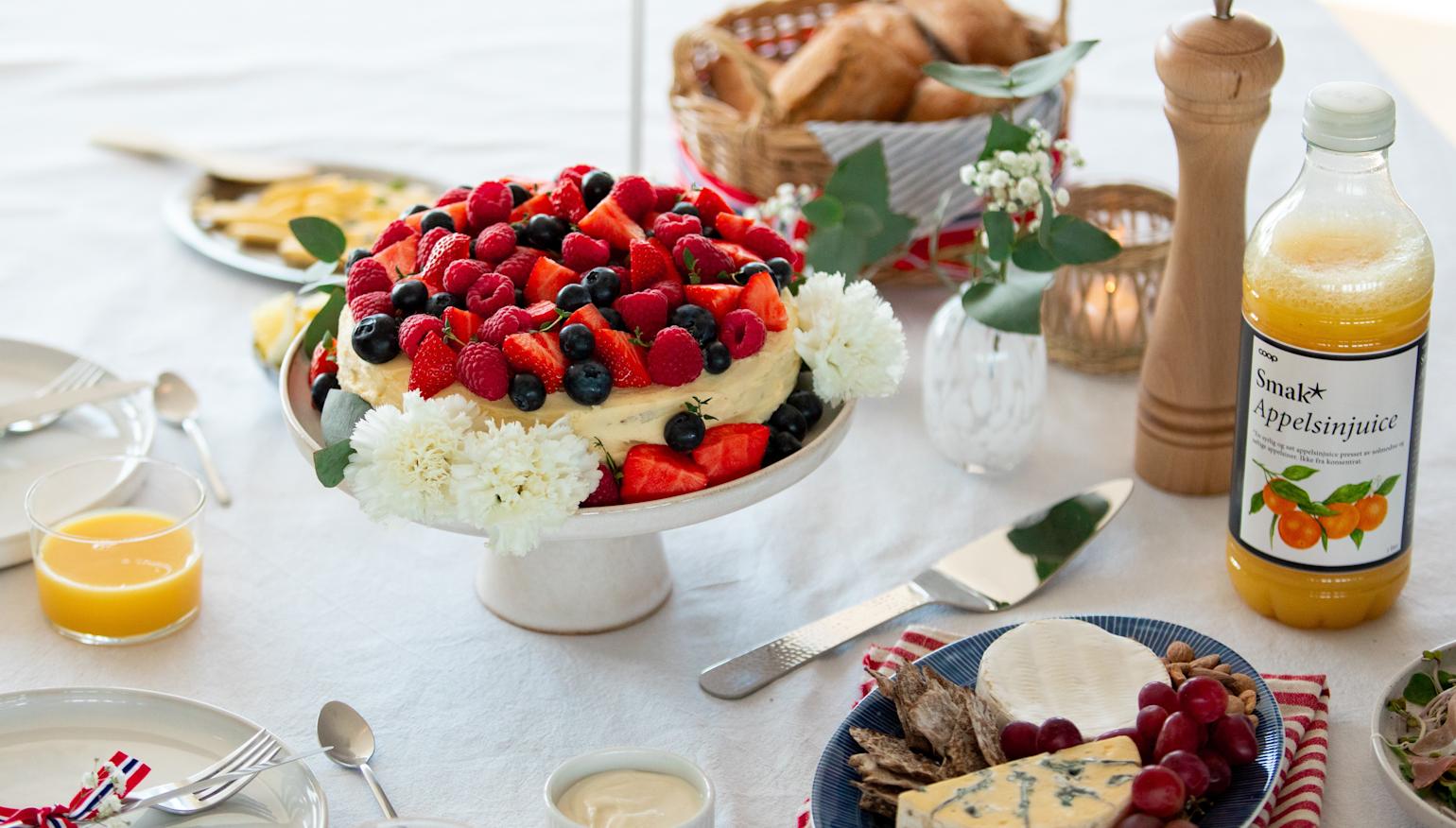 17. mai bløtkake på et festdekket frokostbord, med Smak appelsinjuice fra Coop