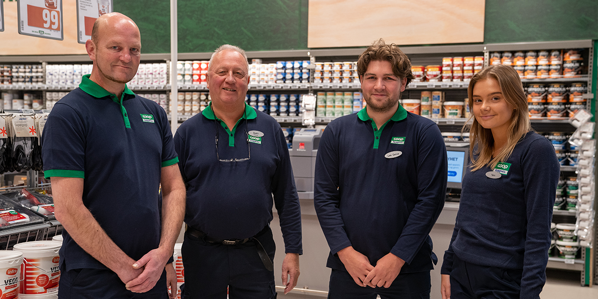 FIre ansatte står i Byggmix butikk og smiler