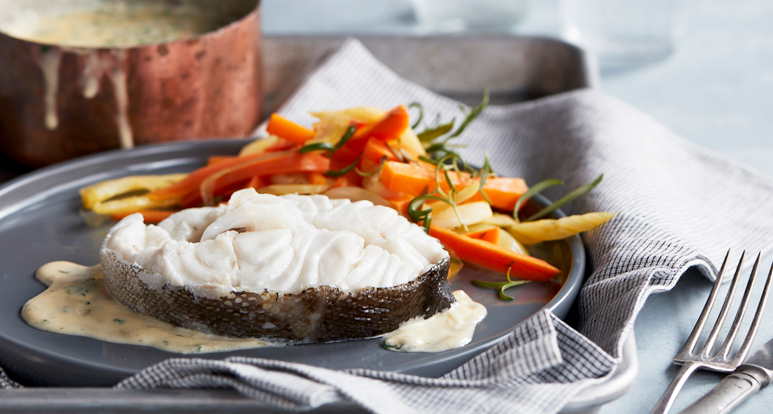 Dampet skrei på tallerken med grønnsaker.