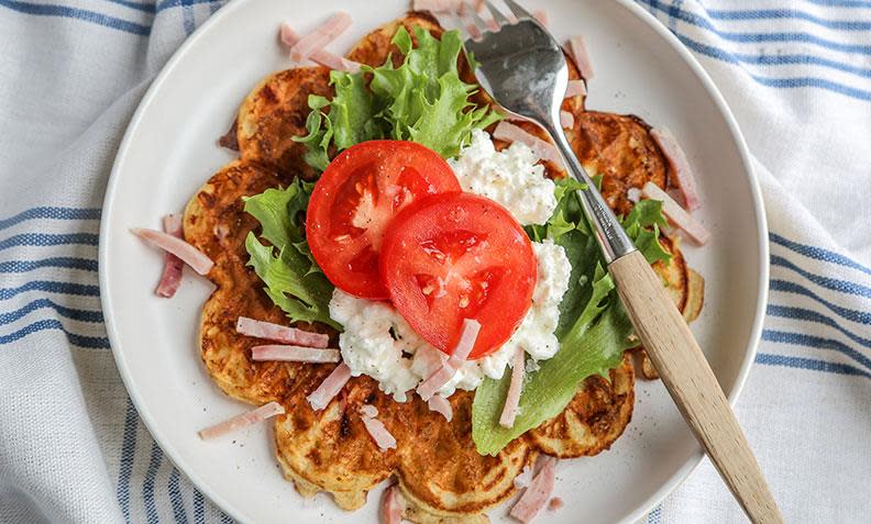 Potetvafler laget med moste poteter i røren, servert med skinke, cottage cheese, salat og tomat.