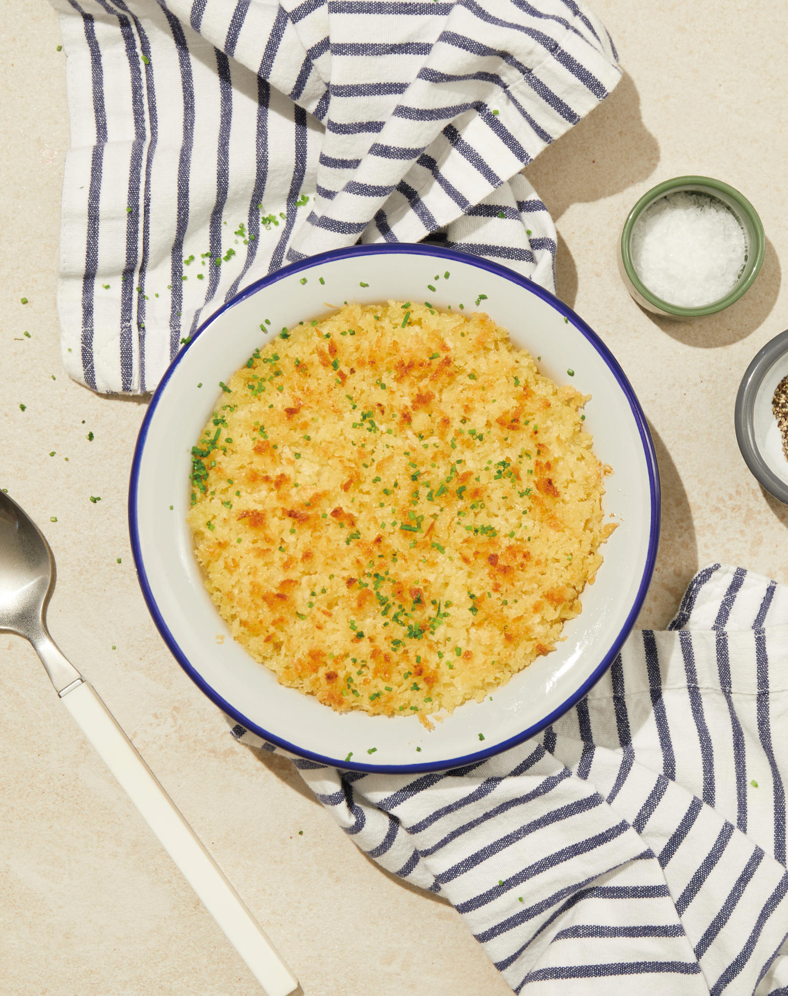 Mac en cheese i en tallerken på et blått håndkle.