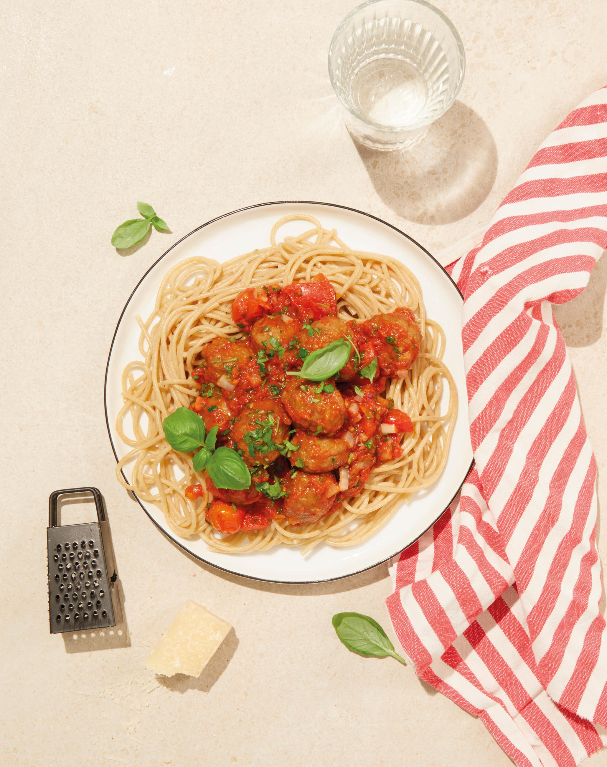 Pasta med kjøttboller og tomatsaus. 