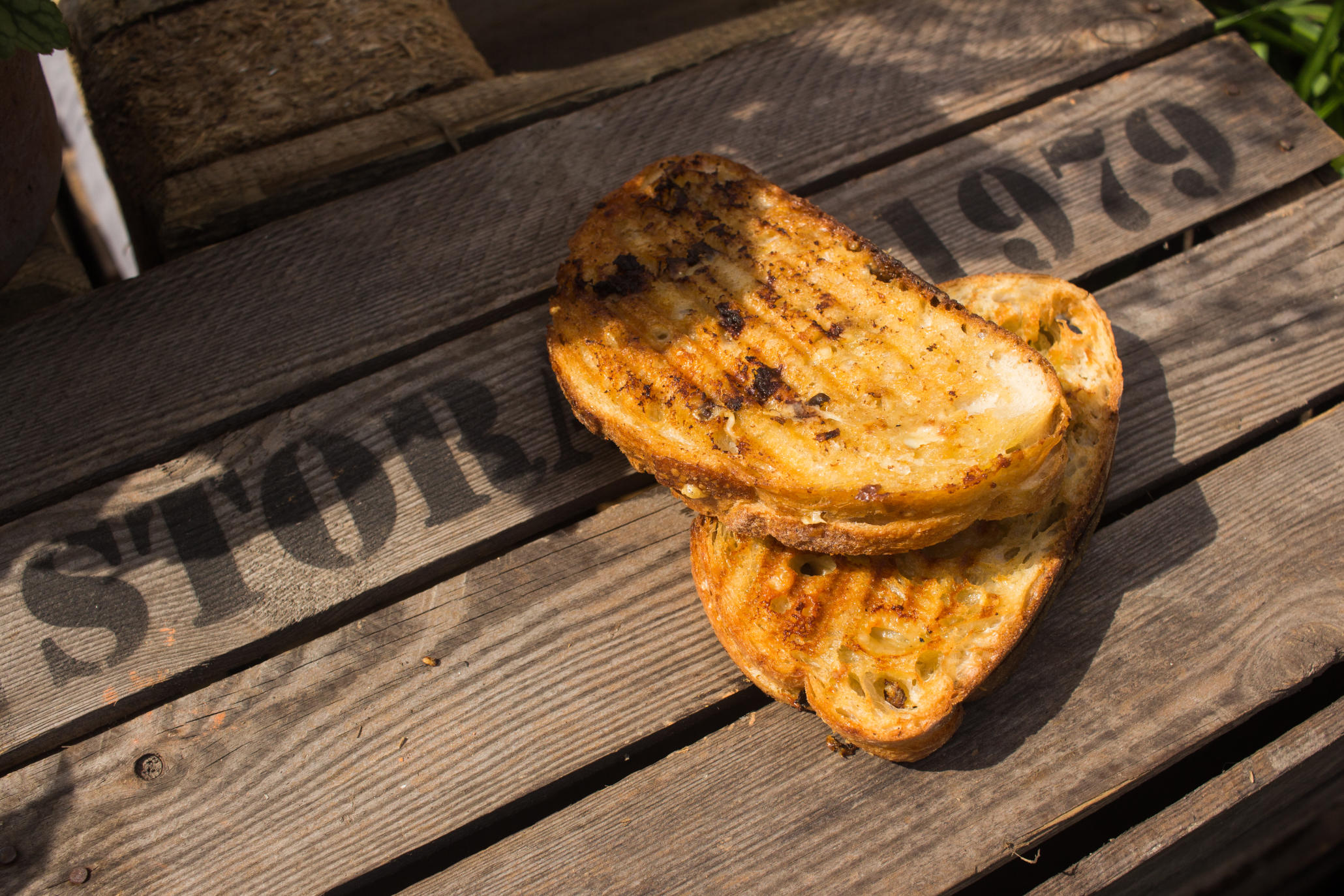 Oslo-toasten, som servert på Øya festivalen. To gylne toast, stablet over hverandre på skrå, servert på trekasse.