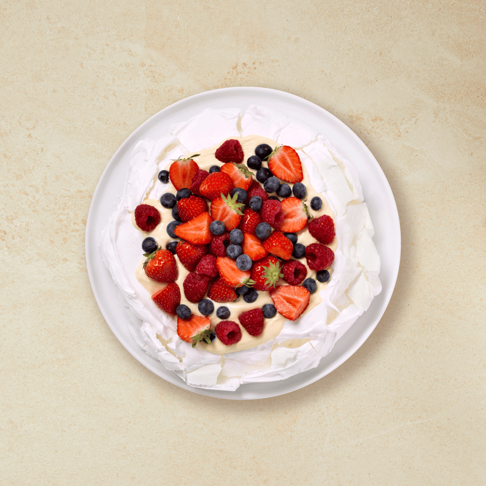 Pavlova toppet med blåbær, jordbær og bringebær.