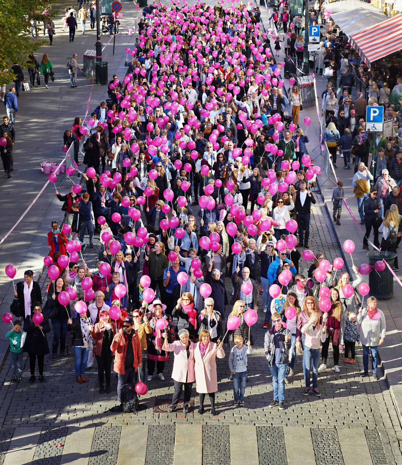 Mange mennesker støtter Rosa sløyfe Foto av Steffen Aaland