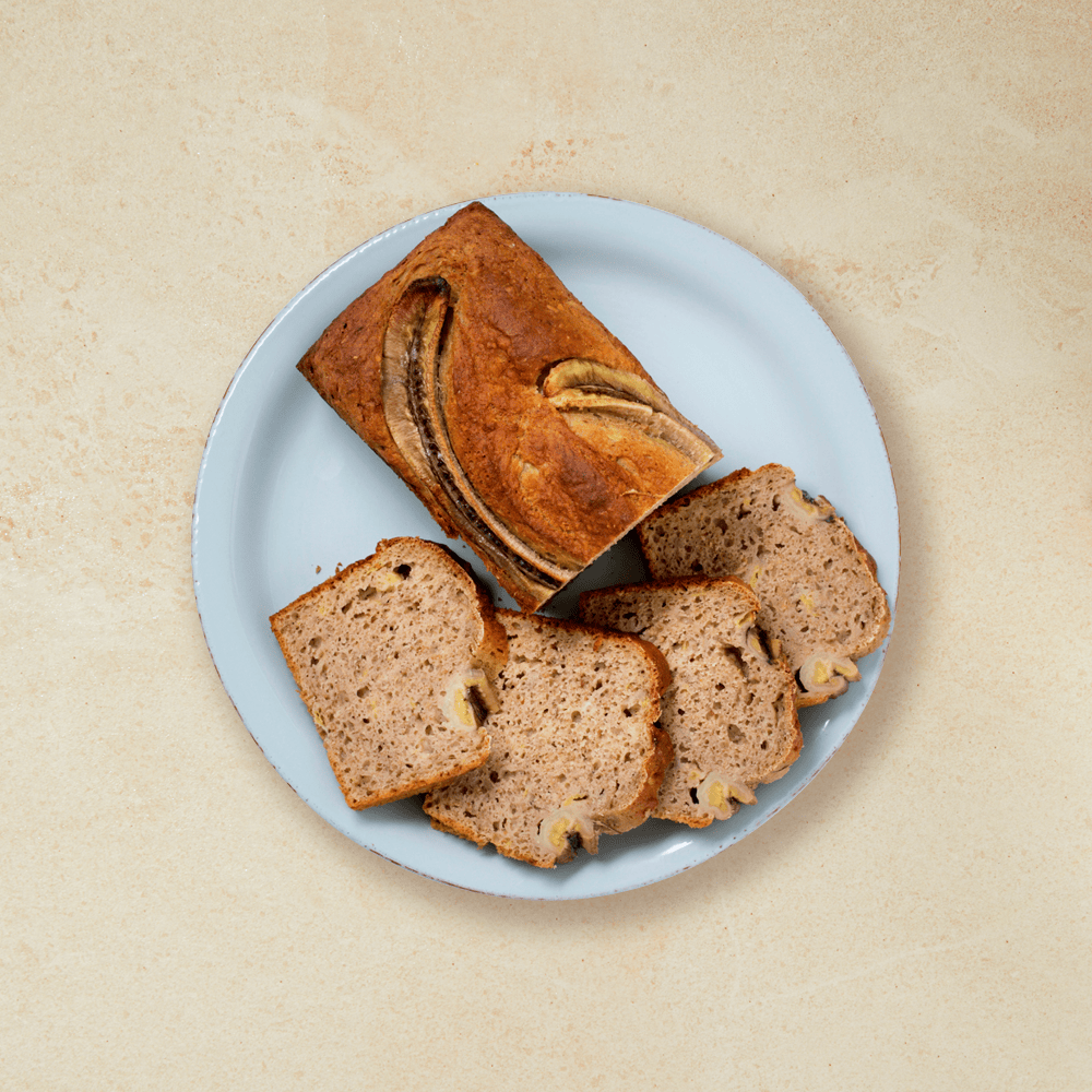 Bananbrød servert på en blå tallerken